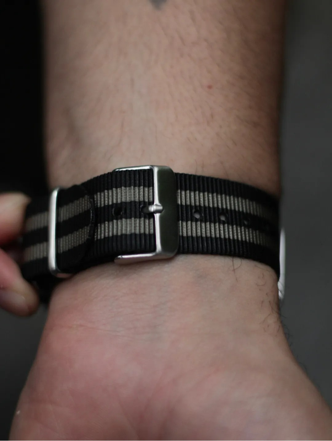 CORREA NATO MILITAR – NEGRO Y GRIS